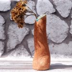 Висока струнка ваза з білої глини з додаванням мінералів висотою 22 см.