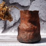 Глиняна ваза висотою ~18 см.